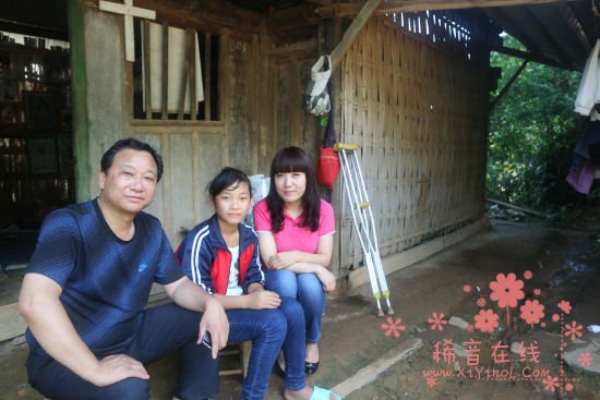 左一：玉观音慈善基金的姜晋松主任、中间：贫困学生杨戬青、右一：爱心妈妈赵丽萍一起合影