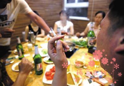 北京市控烟条例实施满月 部分餐厅食客吸烟常见