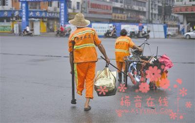 独腿老人做环卫工 临街商贩：不再乱扔垃圾