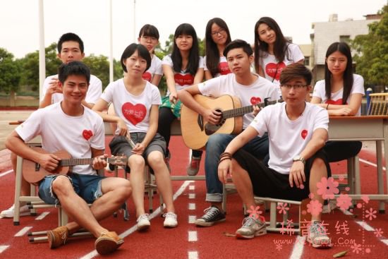 来自广州美院的11位大学生志愿者展开为爱上色第三场美术支教