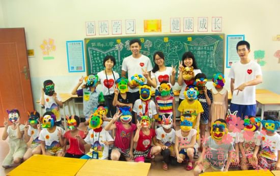 广州美院的大学生志愿者与孩子们共同寻找色彩与绘制梦想