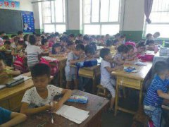 陕西小学教室挤近百学生 一张课桌坐3人