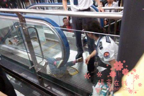 重庆男童被卷电梯扶手致死 事发时电梯正常运行