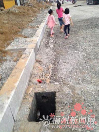 2岁男童坠无盖窨井 被污水冲3公里外身亡