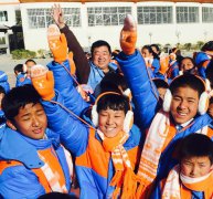 冬季首批暖和包在西藏地震灾区发放