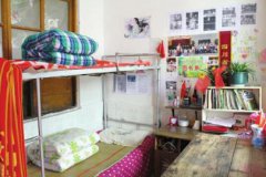 扎根村小21年 四川教师让尿床学生睡自己上铺