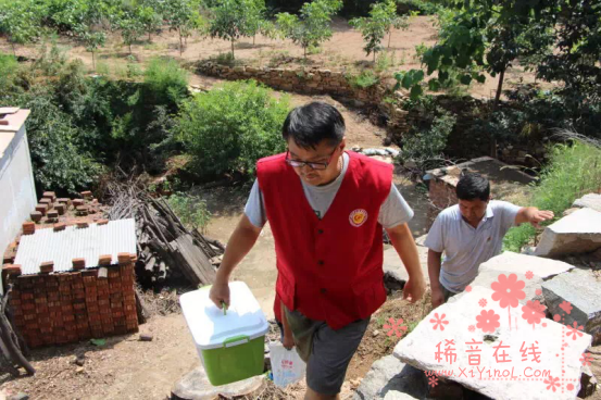 黄晓明baby夫妇援灾救人两不误