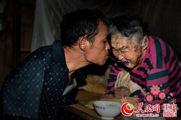 重庆男子失去双臂 含勺给老母喂饭感动无数人