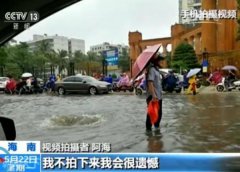 暴雨突袭井盖被冲走 老人雨中坚守一小时引导路人