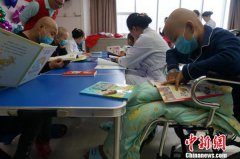 郑州护士捐奖金为病童建书屋 鼓励孩子战胜病魔