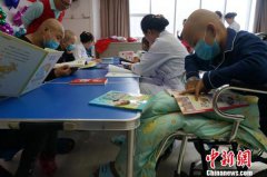 郑州护士捐奖金为病童建书屋 鼓励孩子战胜病魔
