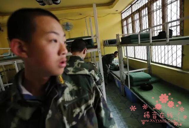 送孩子进戒网瘾学校的父母