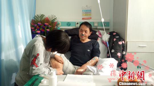 青海8岁女孩辍学照顾重病父亲 一天收到近2万元捐款