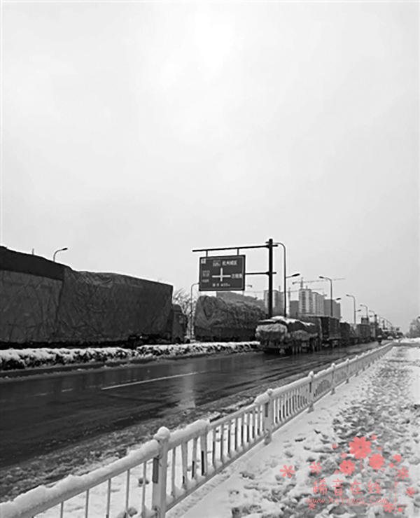 大量货车因冰雪滞留小区，业主送司机热水白粥