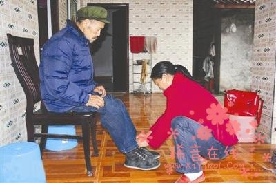 带着公公改嫁 夫妻共同照顾他18年