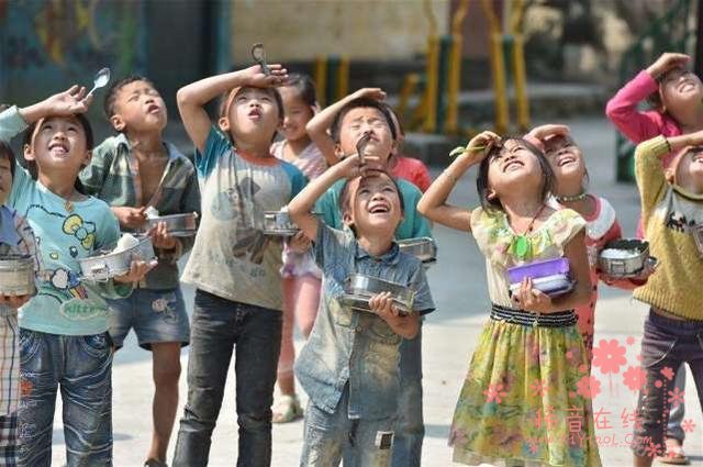 人民日报评“纸上扶贫”：脱贫摘帽，不看纸面看老乡