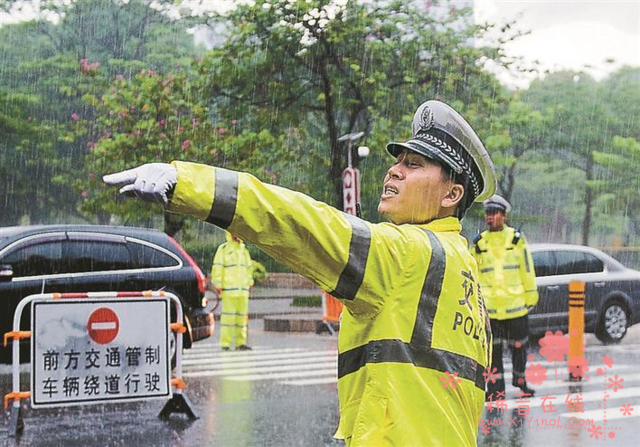 高考首日：风雨中，处处可见感人画面