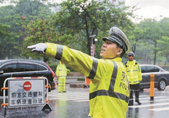 高考首日：风雨中，处处可