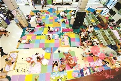 为方便患者家属过夜 医院开放大厅