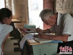 91岁乡村退休教师仍为孩子补课